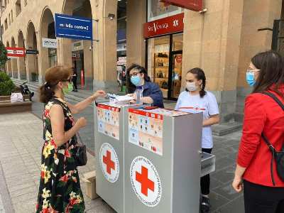 Երեւանում հայտնվել են կետեր՝ որտեղ կամավորները քաղաքացիներին դիմակ են բաժանում. Փաշինյանը լուսանկար է հրապարակել