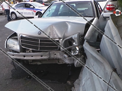 Երեւանում 70-ամյա վարորդը Mercedes-ով բախվել է սյանն ու առաջ ընթանալով՝ բախվել կայանված Toyota-ին. կա վիրավոր (ֆոտո)