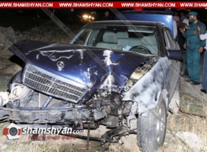 «Մերսեդեսը» բախվել է բետոնե էլեկտրասյանը եւ տապալել այն