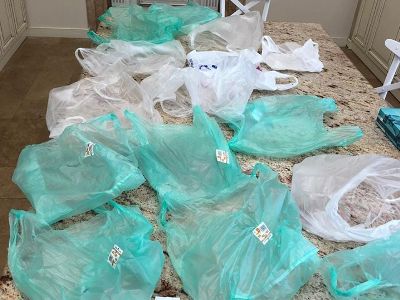 Լուսանկարում երեկ կատարված առևտրից գոյացած պլաստիկե տոպրակների կույտն է. Աննա Հակոբյան