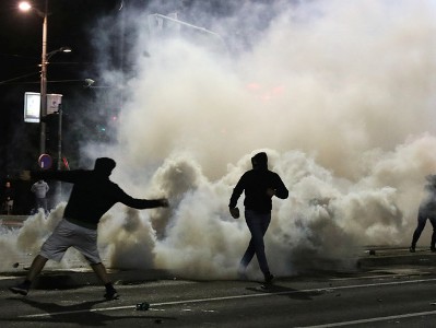 В Сербии произошли массовые беспорядки против комендантского часа в связи с коронавирусом: десятки ранены
