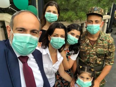 Премьер-министр Армении опубликовал фотографию со своей семьей