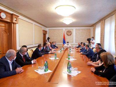 Արայիկ Հարությունյանը հանդիպել է «Ազատ հայրենիք - ՔՄԴ»-ի անդամներին. խոսվել է նաեւ սահմանին ստեղծված լարվածության մասին