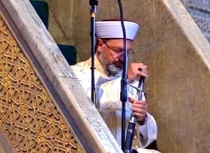 Ali Erbas recites namaz and curses Ataturk without mentioning his name
