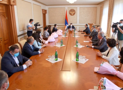 Արցախի նախագահը արժեքավոր նվերներ է հանձնել Կադաստրի և պետական գույքի կառավարման կոմիտեի աշխատակիցներին