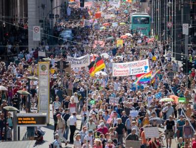 Berlin: Thousands of people protesting against COVID-19 restrictions