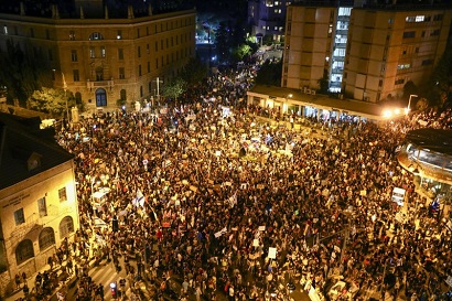 Протесты против Нетаньяху в Израиле не утихают: тысячи демонстрантов собрались у резиденции премьер-министра