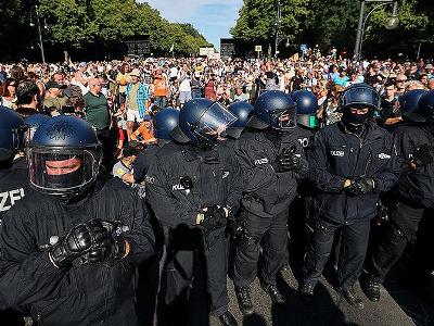 В результате разгона антикарантинной акции в Берлине пострадали по меньшей мере 18 полицейских