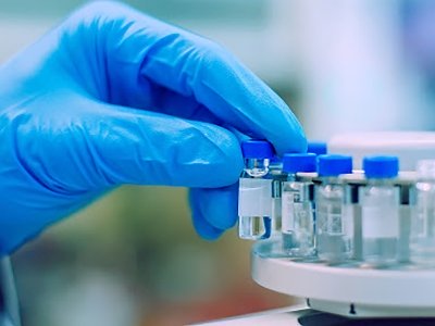 СМИ: богатейшие страны массово скупают вакцину от COVID-19