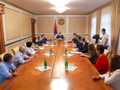 Artsakh President discusses issue of dilapidated residential buildings in Stepanakert