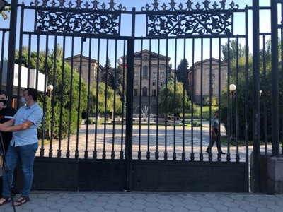 Armenia Parliament gates closed before demonstration in defense of Mount Amulsar (PHOTOS)