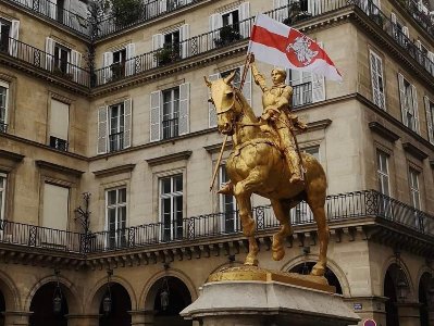 Paris: Belarus flag attached to the Jeanne d'Arc monument