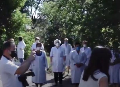Сотрудники роддома Маралика проводят акцию протеста