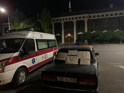 Գոռի Ճնշումն է բարձր, շաքարը՝ ցածր․ Արսեն Բաբայանը այցելել է Շիրակի մարզպետարանի դիմաց հացադուլ անող քաղաքացուն