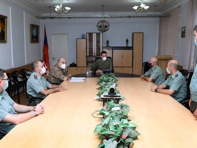 Karabakh Defense Army Commander hosts officers having graduated from Armenia and Russia military academies