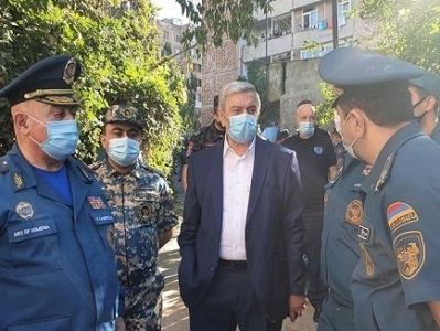 Փլատակների տակից դուրս է բերվել 2 քաղաքացի․ 21 քաղաքացի տարհանվել է. նոր մանրամասներ շենքի փլուզումից (ֆոտո)