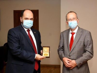 Education minister awards French University in Armenia rector