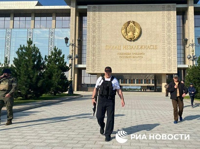 Լուկաշենկոն դուրս է եկել Անկախության պալատից՝ ինքնաձիգը ձեռքին (ֆոտո)