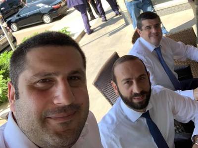 «Իմ քայլի» պատգամավորներն Արցախում են. սրճարանում Արայիկ Հարությունյանի հետ (ֆոտո)
