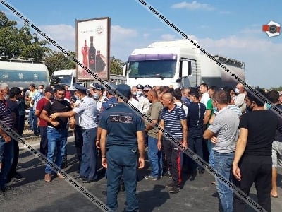 Արարատում խաղողի մթերումից դժգոհ գյուղացիները փակել են Խոր Վիրապի խաչմերուկի գլխավոր ճանապարհը. Եկել է մարզպետը