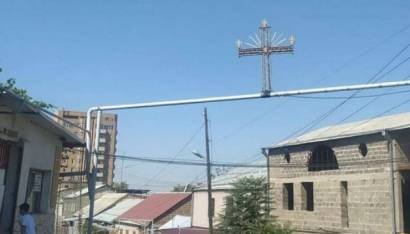 Երևանում գազատար խողովակի վրա մետաղական խաչ են տեղադրել (ֆոտո)