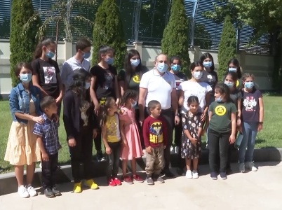 Armenia PM hosts children of borderline villages, barbecues meat for them