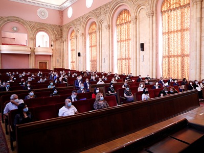 Over 100 Armenia healthcare workers, public administration employees encouraged with PM letters of appreciation