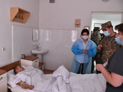 Супруга премьер-министра Армении посетила Степанакертский центральный военный госпиталь