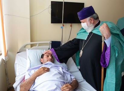 Կաթողիկոսն այցելել է վիրավոր զինվորներին (ֆոտո)