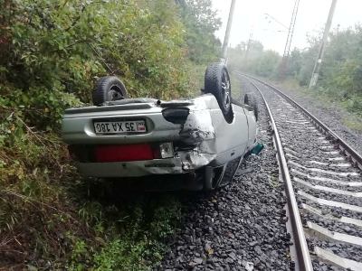 В Армении автомобиль свалился с обрыва на железнодорожные пути