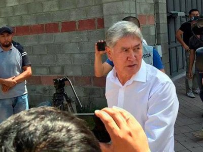 Суд изменил меру пресечения экс-президенту Киргизии Атамбаеву на домашний арест