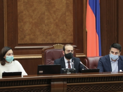 Парламент Армении позволил правительству утверждать план мобилизации экономики страны