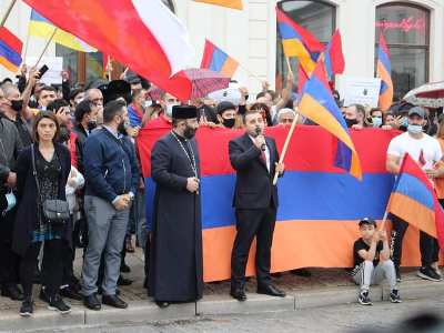 Представители армянской общины Польши провели шествие в поддержку Карабаха и прекращения огня