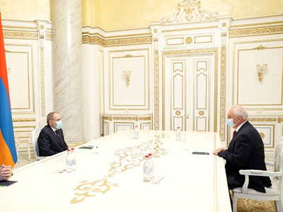 Փաստացի Լեռնային Ղարաբաղը մղում է հակաահաբեկչական պայքար. վարչապետը հանդիպել է ԵՏՀ Կոլեգիայի նախագահի հետ (ֆոտո)