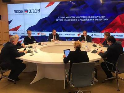 Armenia FM has closed discussion with Russian analysts, political scientists