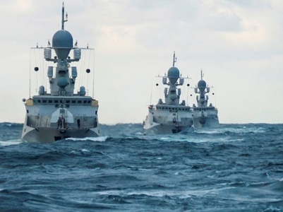 Российские военные корабли проводят учения в Каспийском море