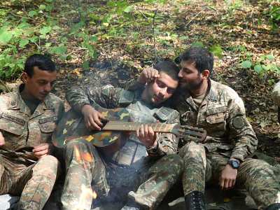 Մեր սպան հրամանատար լինելուց բացի ավագ ընկեր է, հենարան. ՊՆ խոսնակը լուսանկար է հրապարակել