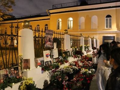Thousands of flowers, photos of fallen Armenian soldiers placed outside embassy in Russia (PHOTOS)
