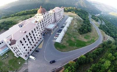 «Ժողովուրդ»․ Ծաղկաձորում գտնվող գերթանկարժեք հինգաստղանի «Գոլդեն Փելիս» հյուրանոցը գնորդ չունի