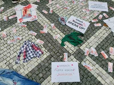 Армянская молодежь Чехии устроила третью акцию протеста перед компанией «Czechoslovak Group»