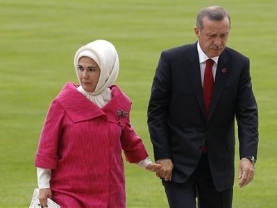 Жене Эрдогана припомнили сумочку Hermes стоимостью $50 000 после призыва к бойкоту французских товаров