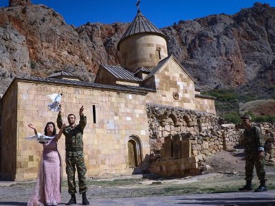 Armenian volunteer soldier and fiancée get married (PHOTOS)