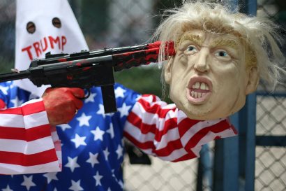 Протестующие в Мексике сожгли на границе чучело Трампа