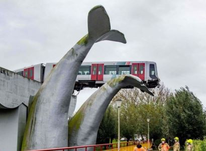 Скульптура спасла поезд метро в Нидерландах от падения с 10-метровой высоты