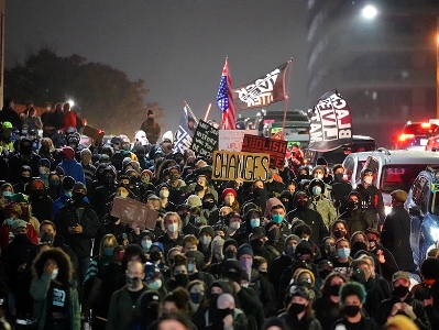 В городах США проходят акции протеста на фоне подсчета голосов по итогам президентских выборов