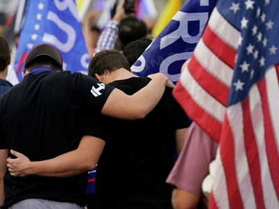 «Это еще не конец!»: Сторонники Трампа устроили акции протеста у капитолиев в ряде штатов
