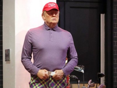 Восковую фигуру Трампа в Музее мадам Тюссо переодели в костюм для игры в гольф