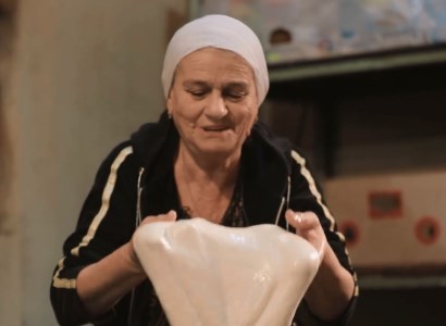 Жительница Степанакерта осталась в городе и печет хлеб для солдат