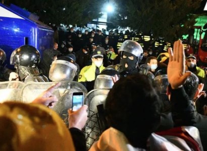 Между участниками акции протеста у ЦИК Грузии и полицейскими произошли столкновения
