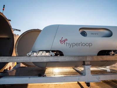 Virgin Hyperloop успешно провела первые испытания сверхскоростного вакуумного поезда с участием пассажиров